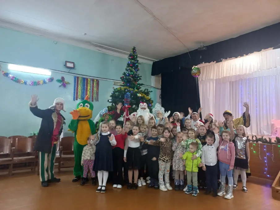 В преддверии зимних каникул Новогоднее представление для ребят прошло на площади перед Домом культуры села Абабково.